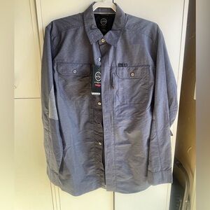 MENS WRANGLER ATG LONG SLEEVE SHIRT. SIZE LARGE IN A BLUE COLOR. BRAND N…